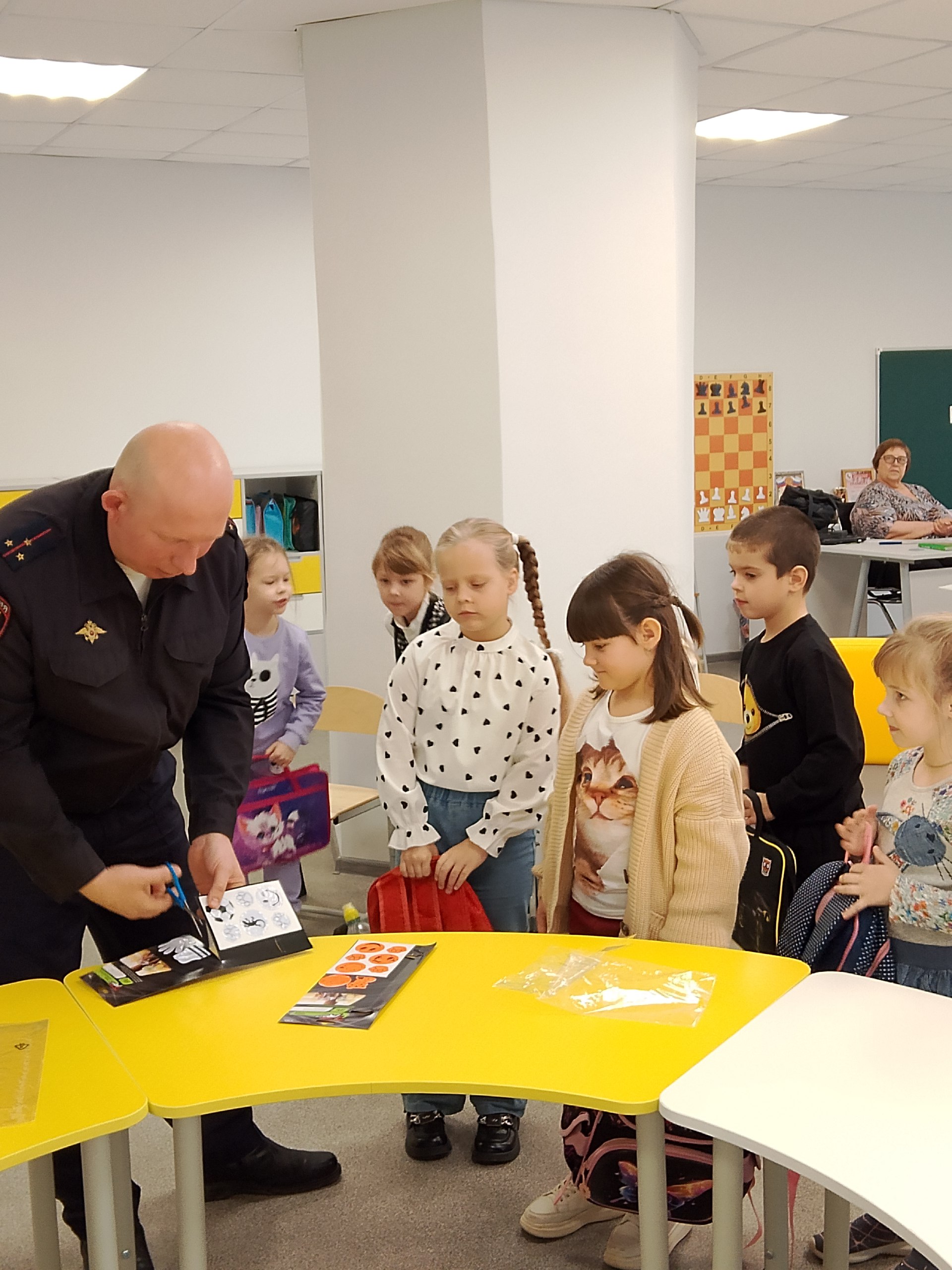 Автоинспекторы провели урок ПДД «Световозвращатели!» Автоинспекторы провели урок ПДД «Световозвращатели!»