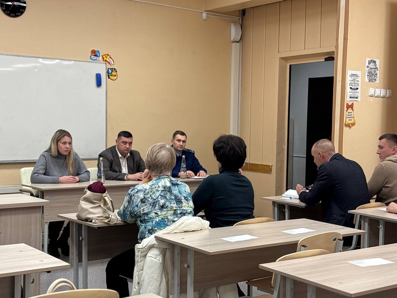 Прокурор Октябрьского района Саратова Илья Апарин встретился с представителями микрорайонов