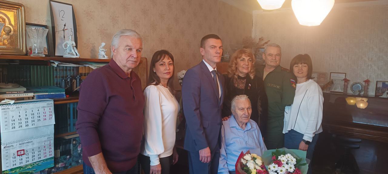 26 ноября свой день рождения отметил Почетный гражданин города Саратова, ветеран Великой Отечественной войны Петр Фёдорович Котельников 26 ноября свой день рождения отметил Почетный гражданин города Саратова, ветеран Великой Отечественной войны Петр Фёдорович Котельников