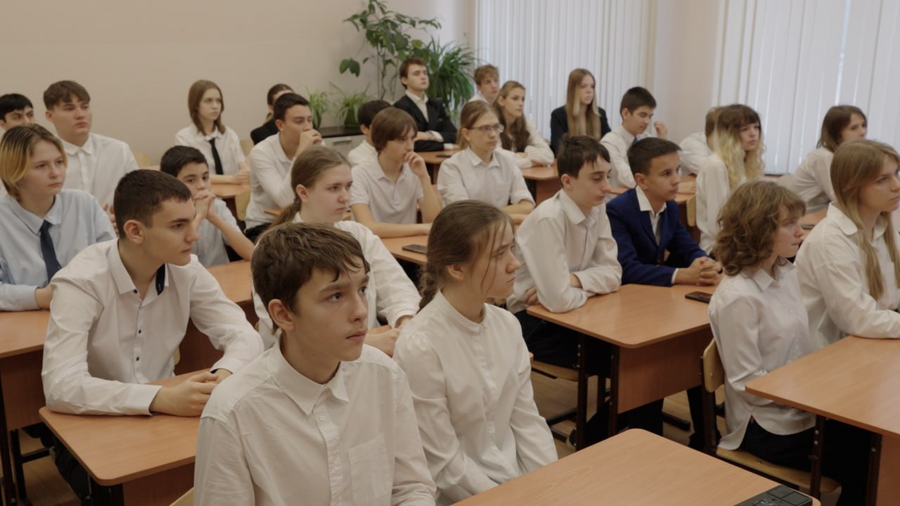 На открытом уроке школьники узнали, как устроены нейросети и как обеспечить их безопасное использование На открытом уроке школьники узнали, как устроены нейросети и как обеспечить их безопасное использование