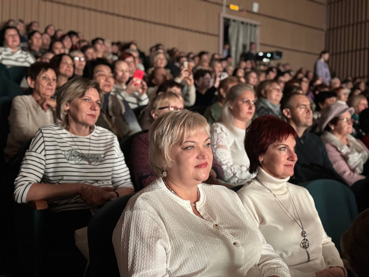 В преддверии одного из самых тёплых и светлых праздников — Дня матери — поздравил наших дорогих женщин на торжественном мероприятии и вручил различные награды В преддверии одного из самых тёплых и светлых праздников — Дня матери — поздравил наших дорогих женщин на торжественном мероприятии и вручил различные награды
