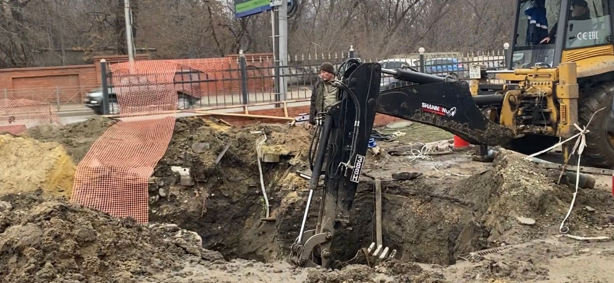 Продолжается работа по переключению водовода, обеспечивающего водоснабжение центральной части города Продолжается работа по переключению водовода, обеспечивающего водоснабжение центральной части города