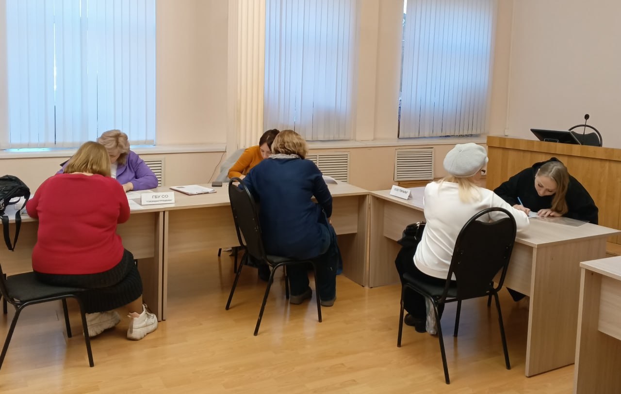 В администрации Энгельсского района в целях оказания содействия в оформлении объектов в собственность была организована очередная встреча работников социальной сферы с кадастровыми инженерами