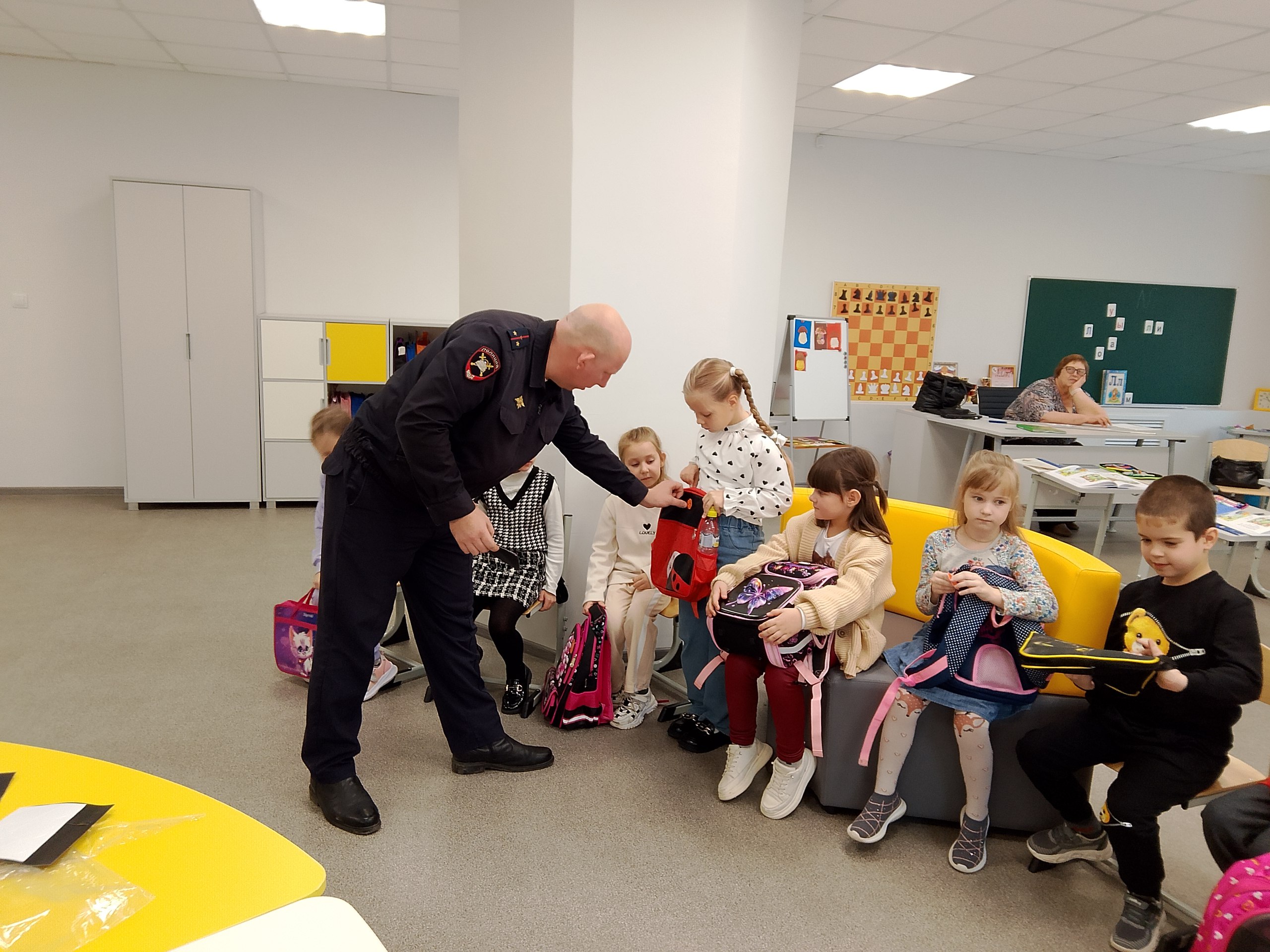 Автоинспекторы провели урок ПДД «Световозвращатели!» Автоинспекторы провели урок ПДД «Световозвращатели!»