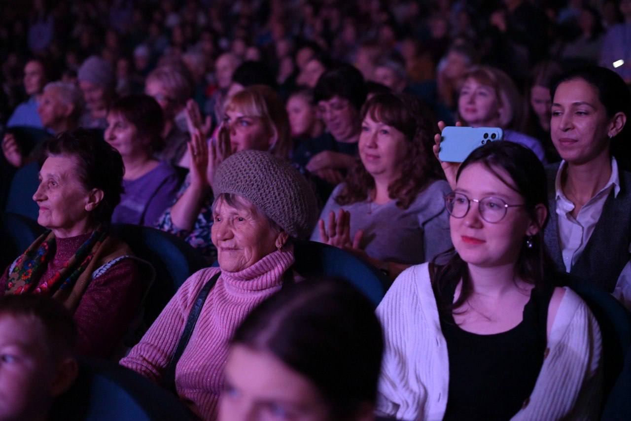В преддверии одного из самых тёплых и светлых праздников — Дня матери — поздравил наших дорогих женщин на торжественном мероприятии и вручил различные награды В преддверии одного из самых тёплых и светлых праздников — Дня матери — поздравил наших дорогих женщин на торжественном мероприятии и вручил различные награды