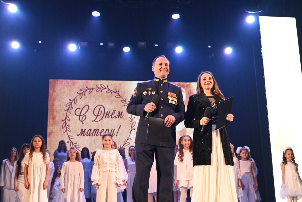В преддверии одного из самых тёплых и светлых праздников — Дня матери — поздравил наших дорогих женщин на торжественном мероприятии и вручил различные награды В преддверии одного из самых тёплых и светлых праздников — Дня матери — поздравил наших дорогих женщин на торжественном мероприятии и вручил различные награды