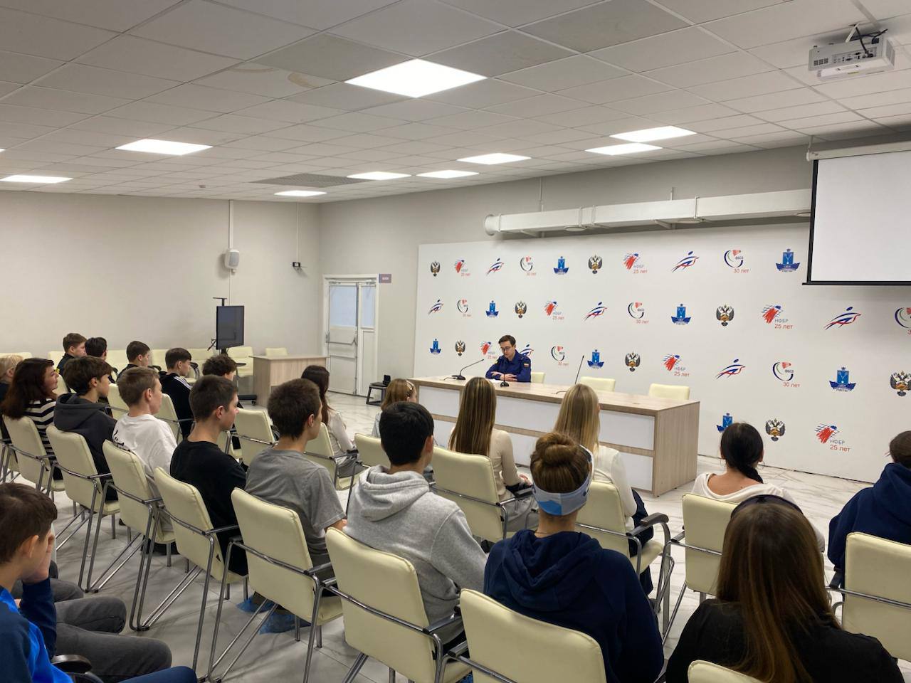 Представитель прокуратуры Октябрьского района Саратова в рамках проводимых мероприятий по правовому просвещению среди несовершеннолетних выступил перед учащимися ГБУ ДО СО «Спортивная школа олимпийского резерва «Олимпийские... Представитель прокуратуры Октябрьского района Саратова в рамках проводимых мероприятий по правовому просвещению среди несовершеннолетних выступил перед учащимися ГБУ ДО СО «Спортивная школа олимпийского резерва «Олимпийские...