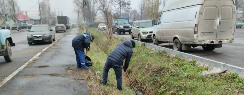 Ежедневно сотрудники МКУ «Городское хозяйство» проводят работу по сбору случайного мусора и санитарной уборке зеленых зон города (покосу, сбору случайного мусора)