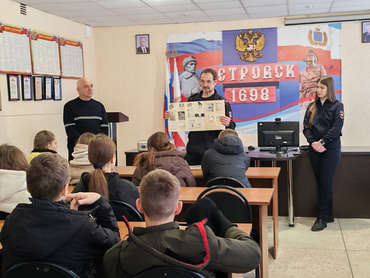 Профориентационную экскурсию в отдел полиции организовала член общественного совета в Петровске Профориентационную экскурсию в отдел полиции организовала член общественного совета в Петровске