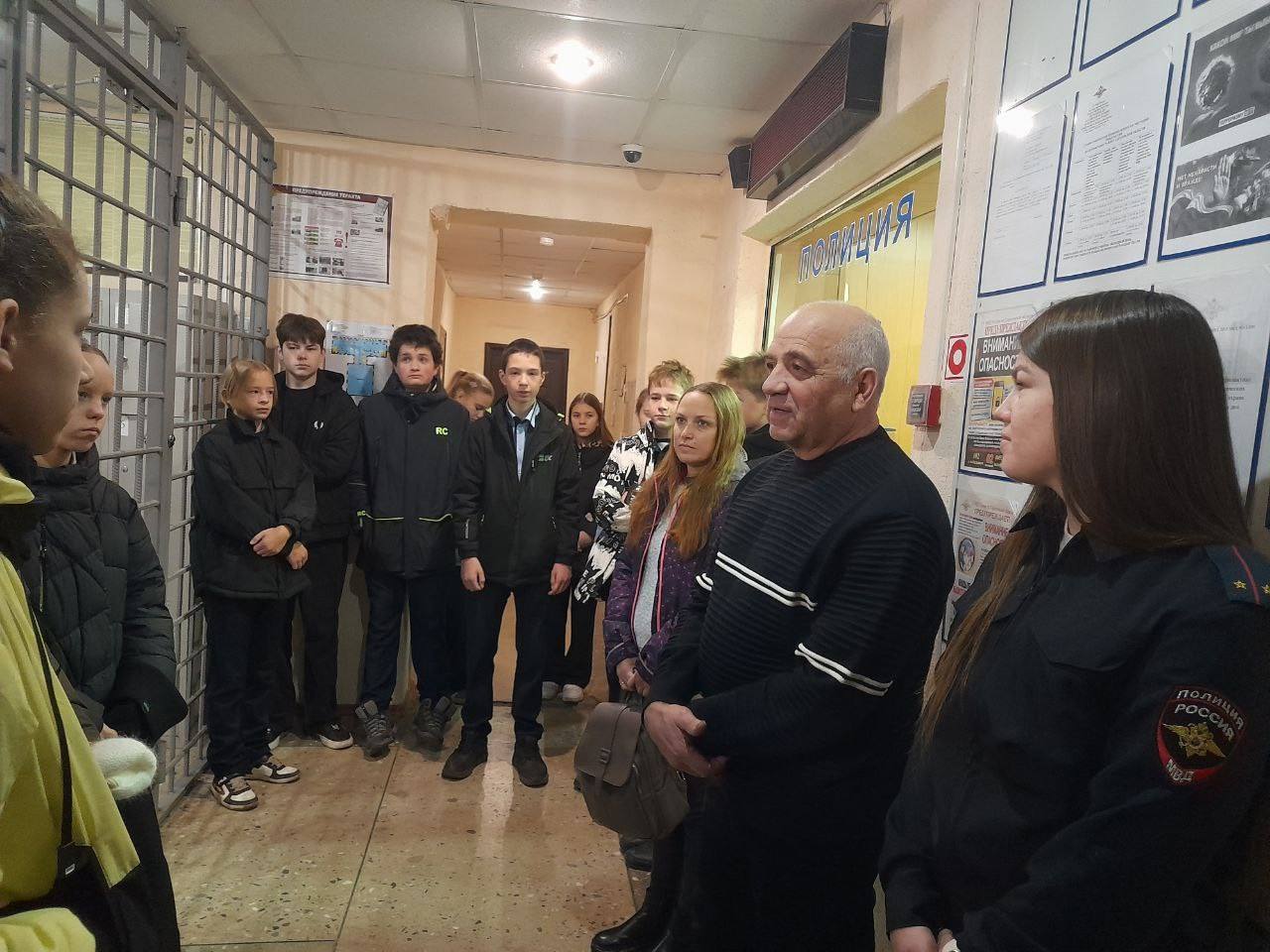 Профориентационную экскурсию в отдел полиции организовала член общественного совета в Петровске Профориентационную экскурсию в отдел полиции организовала член общественного совета в Петровске