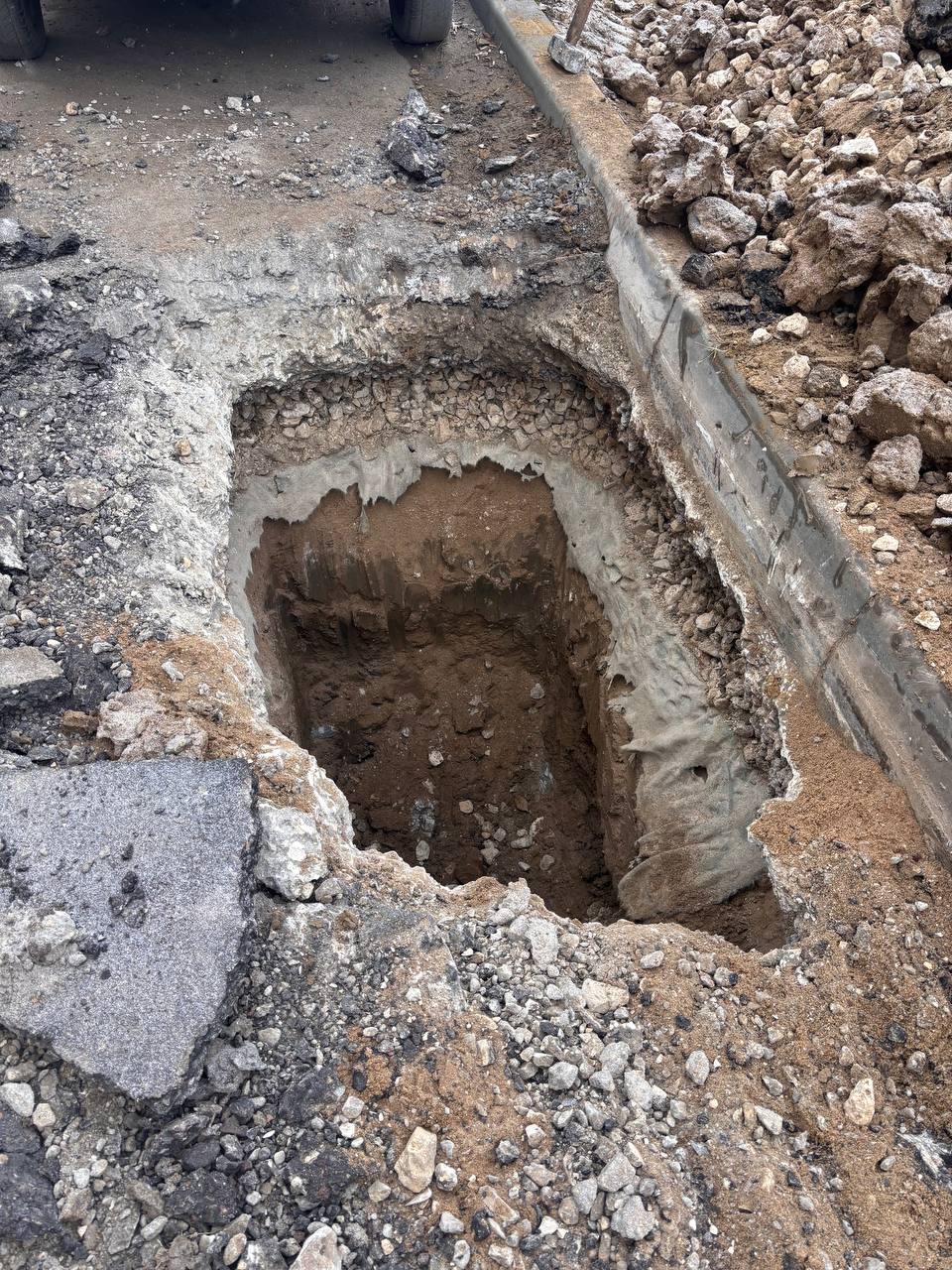 123В Солнечном-2 раскопали дорогу ради проведения воды владельцу элитного коттеджа 123В Солнечном-2 раскопали дорогу ради проведения воды владельцу элитного коттеджа