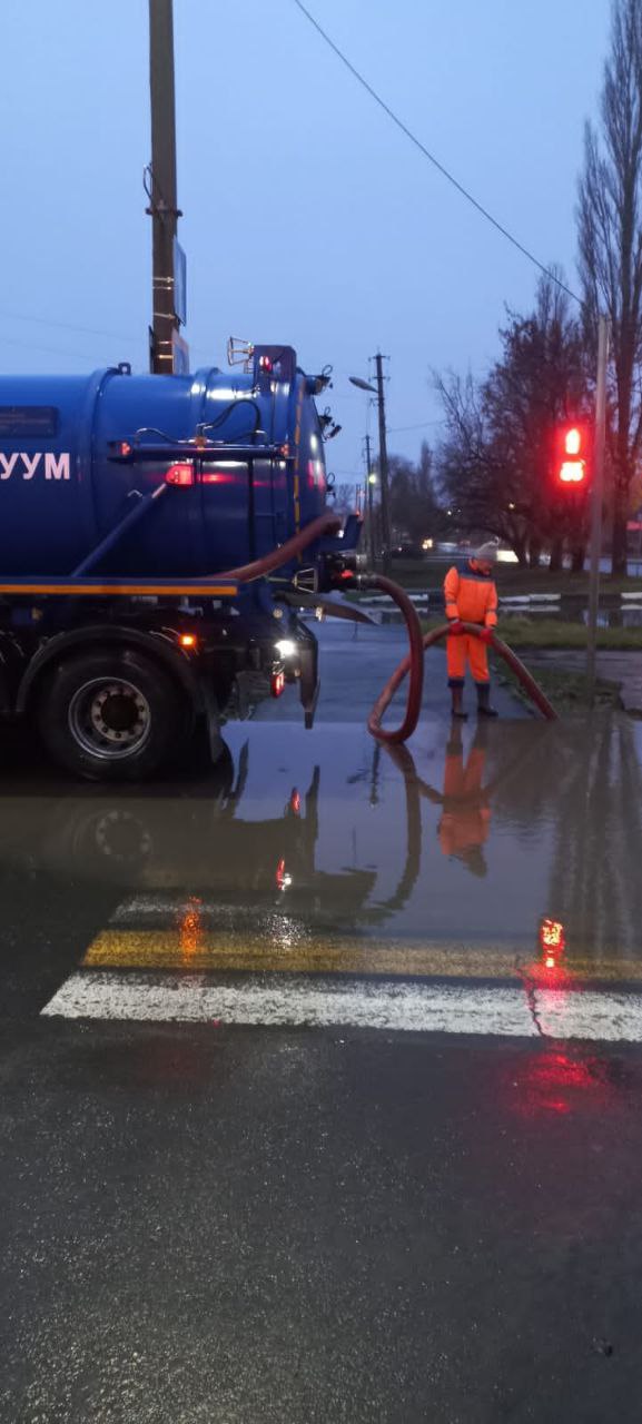 Сотрудники «Комбината благоустройства» откачивают воду с затопленных участков дорог и дворовых территорий Сотрудники «Комбината благоустройства» откачивают воду с затопленных участков дорог и дворовых территорий