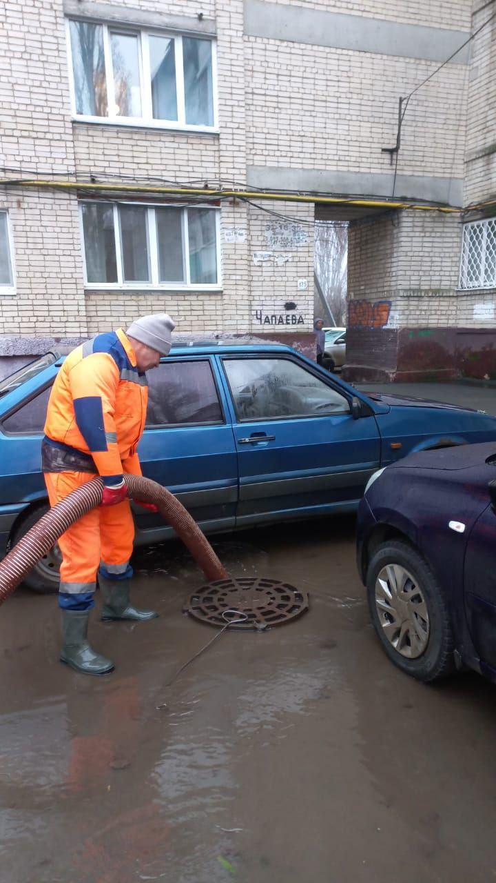 Сотрудники «Комбината благоустройства» откачивают воду с затопленных участков дорог и дворовых территорий Сотрудники «Комбината благоустройства» откачивают воду с затопленных участков дорог и дворовых территорий