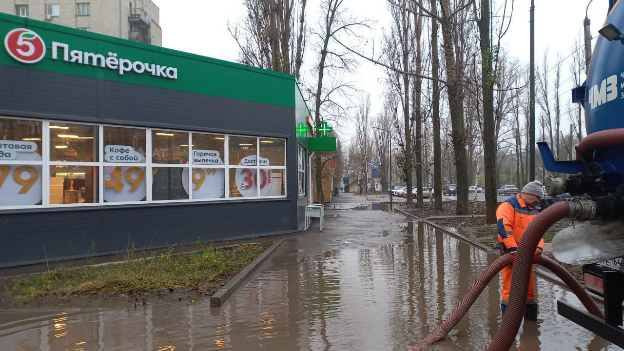 Сотрудники «Комбината благоустройства» откачивают воду с затопленных участков дорог и дворовых территорий Сотрудники «Комбината благоустройства» откачивают воду с затопленных участков дорог и дворовых территорий