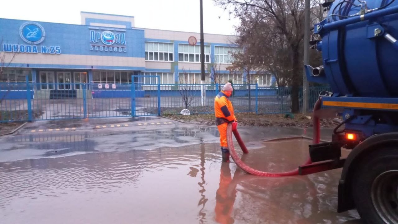 Сотрудники «Комбината благоустройства» откачивают воду с затопленных участков дорог и дворовых территорий Сотрудники «Комбината благоустройства» откачивают воду с затопленных участков дорог и дворовых территорий