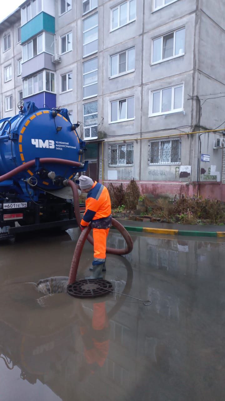 Сотрудники «Комбината благоустройства» откачивают воду с затопленных участков дорог и дворовых территорий Сотрудники «Комбината благоустройства» откачивают воду с затопленных участков дорог и дворовых территорий