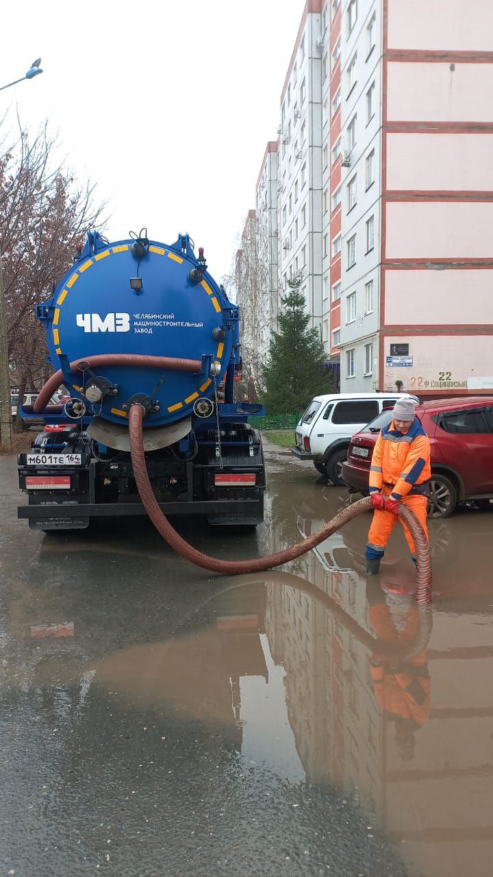 Сотрудники «Комбината благоустройства» откачивают воду с затопленных участков дорог и дворовых территорий