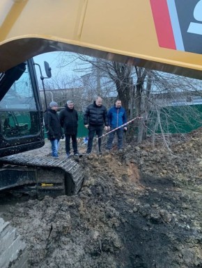 По поручению министра Михаила Бутылкина первый заместитель министра строительства и ЖКХ области Александр Мышев контролирует ход противоаварийных работ на водопроводе в городе Ртищево