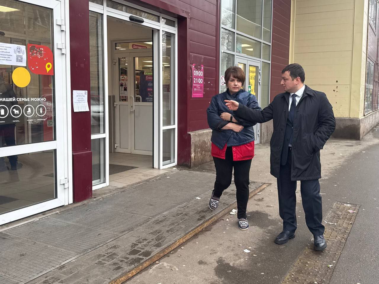 По поручению главы города Михаила Исаева продолжается проверка территорий, прилегающих к торговым объектам По поручению главы города Михаила Исаева продолжается проверка территорий, прилегающих к торговым объектам