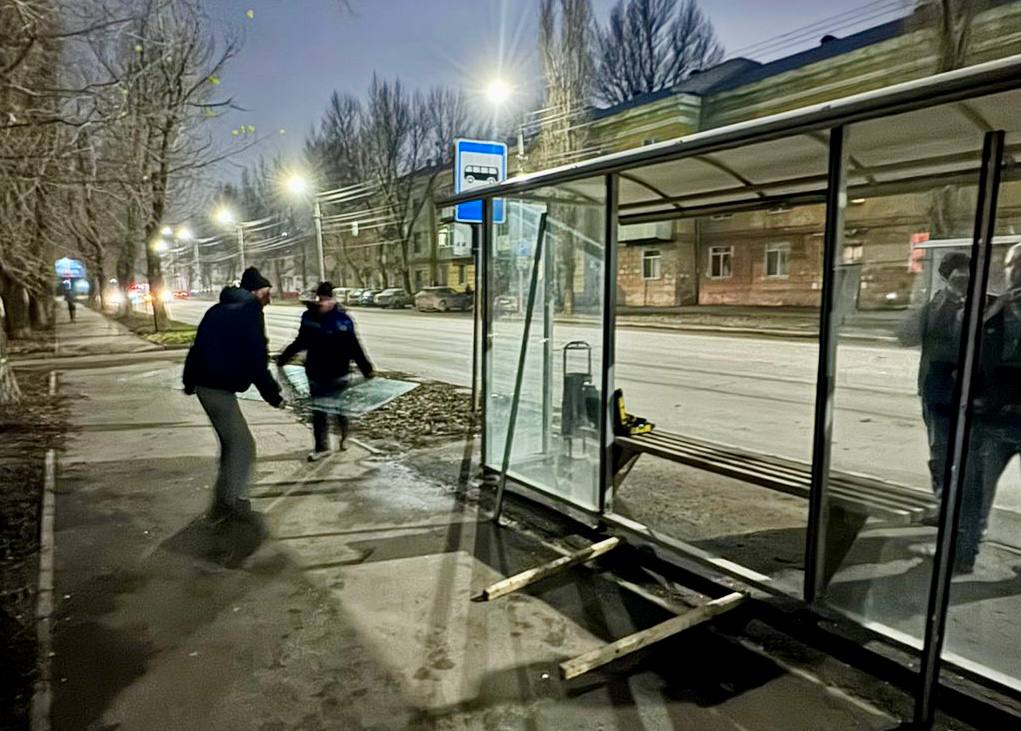 Вандалы разгромили остановку на Высокой