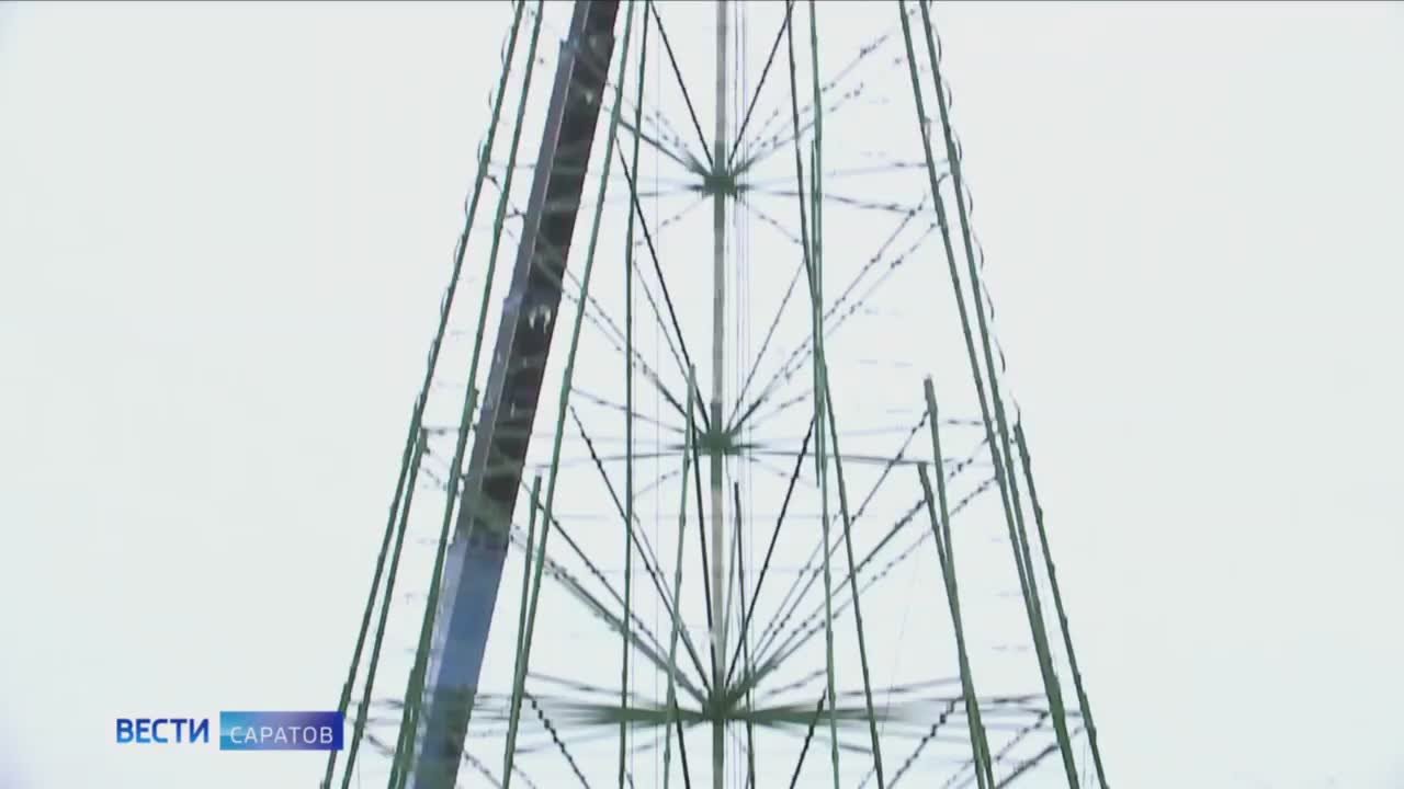 На Театральной площади начали установку елки