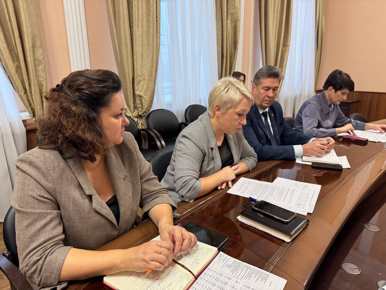 С главами сельских поселений Энгельсского района обсудили вопросы формирования бюджета на 2026 год и плановый период 2027 и 2028 годов С главами сельских поселений Энгельсского района обсудили вопросы формирования бюджета на 2026 год и плановый период 2027 и 2028 годов