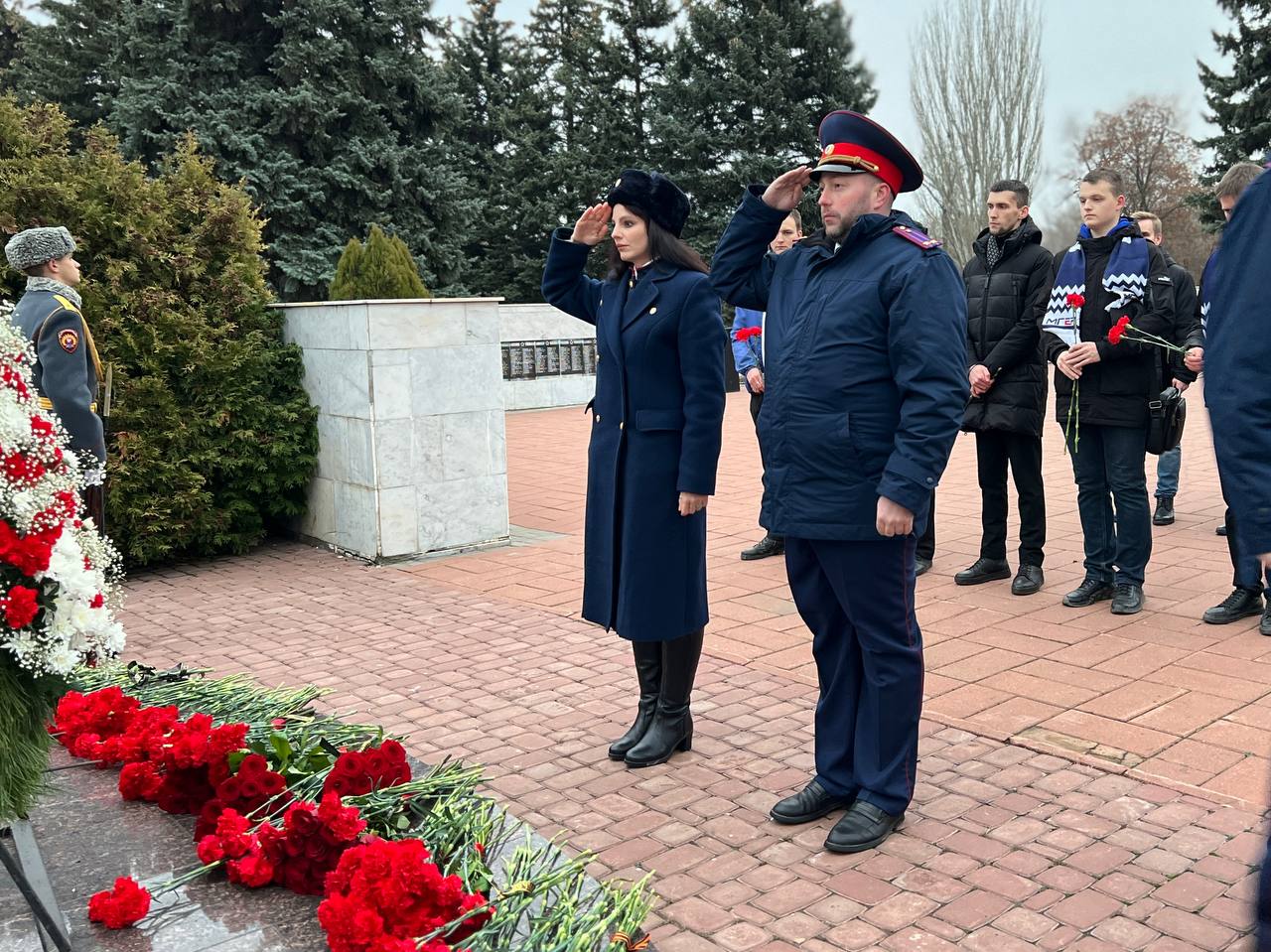 В Саратове руководитель следственного управления и сотрудники ведомства почтили память павших героев в День Неизвестного солдата В Саратове руководитель следственного управления и сотрудники ведомства почтили память павших героев в День Неизвестного солдата