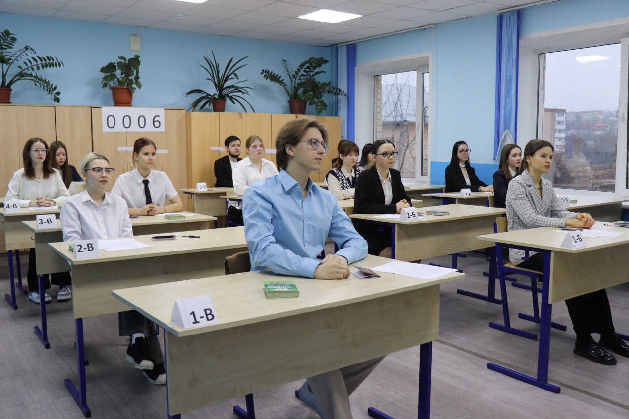 Сегодня выпускники 11 классов пишут итоговое сочинение Сегодня выпускники 11 классов пишут итоговое сочинение