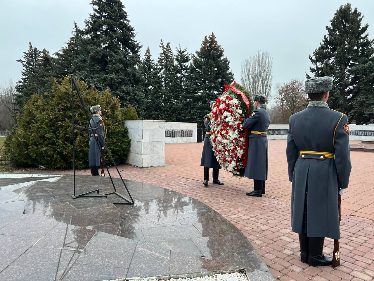 В Саратове руководитель следственного управления и сотрудники ведомства почтили память павших героев в День Неизвестного солдата В Саратове руководитель следственного управления и сотрудники ведомства почтили память павших героев в День Неизвестного солдата