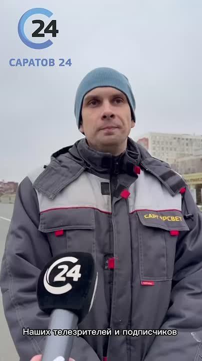 В Саратове продолжается установка главной новогодней елки