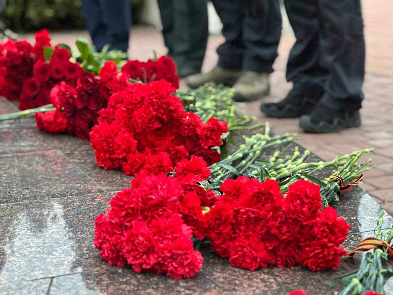 В Саратове руководитель следственного управления и сотрудники ведомства почтили память павших героев в День Неизвестного солдата В Саратове руководитель следственного управления и сотрудники ведомства почтили память павших героев в День Неизвестного солдата