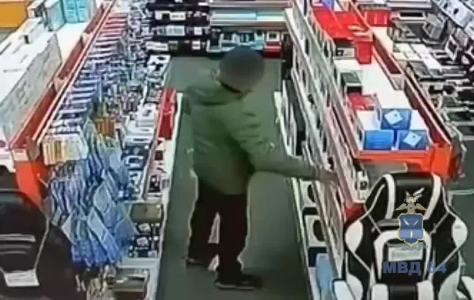 Житель Энгельса подозревается в краже из магазина электроники