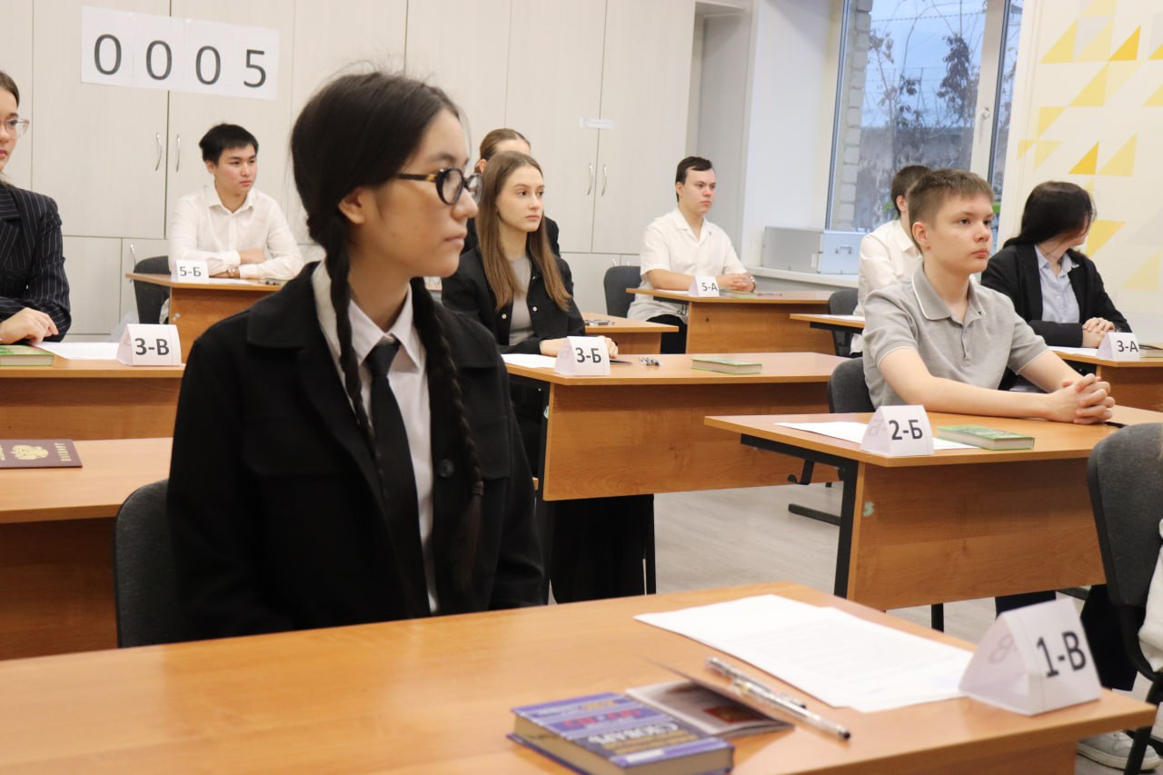 Сегодня выпускники 11 классов пишут итоговое сочинение Сегодня выпускники 11 классов пишут итоговое сочинение