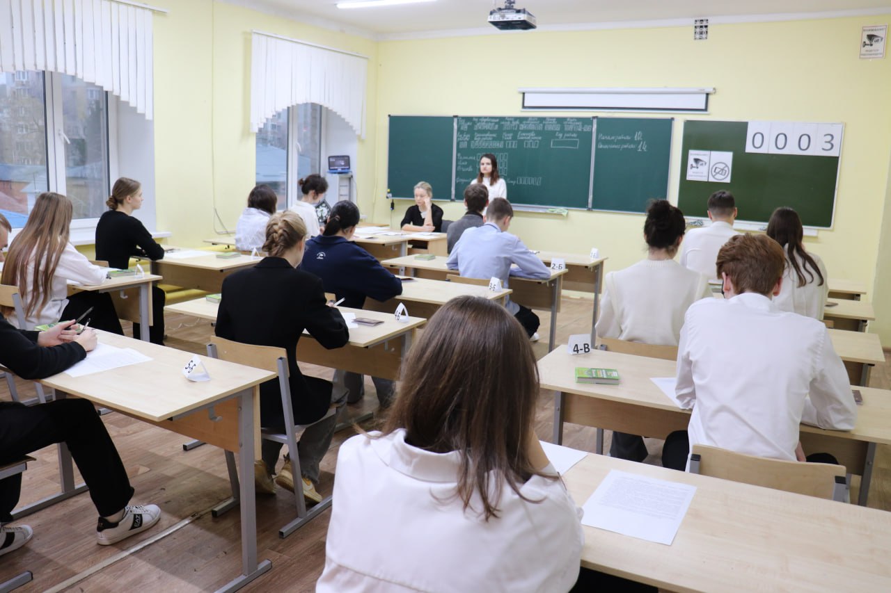 Сегодня выпускники 11 классов пишут итоговое сочинение Сегодня выпускники 11 классов пишут итоговое сочинение