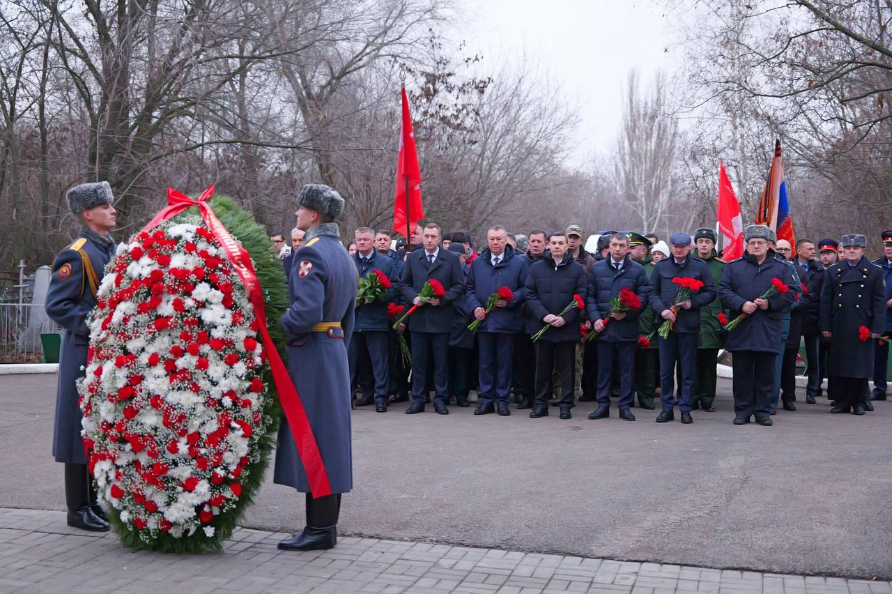 В День Неизвестного Солдата начальник ГУ МВД России по Саратовской области почтил память погибших в годы Великой Отечественной войны В День Неизвестного Солдата начальник ГУ МВД России по Саратовской области почтил память погибших в годы Великой Отечественной войны