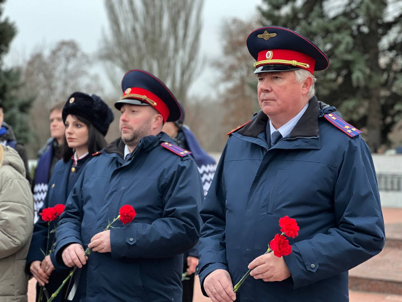 В Саратове руководитель следственного управления и сотрудники ведомства почтили память павших героев в День Неизвестного солдата В Саратове руководитель следственного управления и сотрудники ведомства почтили память павших героев в День Неизвестного солдата