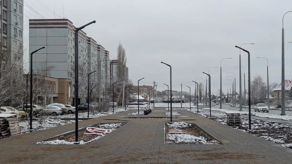 На этой неделе рабочие закончат укладку плитки в сквере на Братьев Захаровых На этой неделе рабочие закончат укладку плитки в сквере на Братьев Захаровых