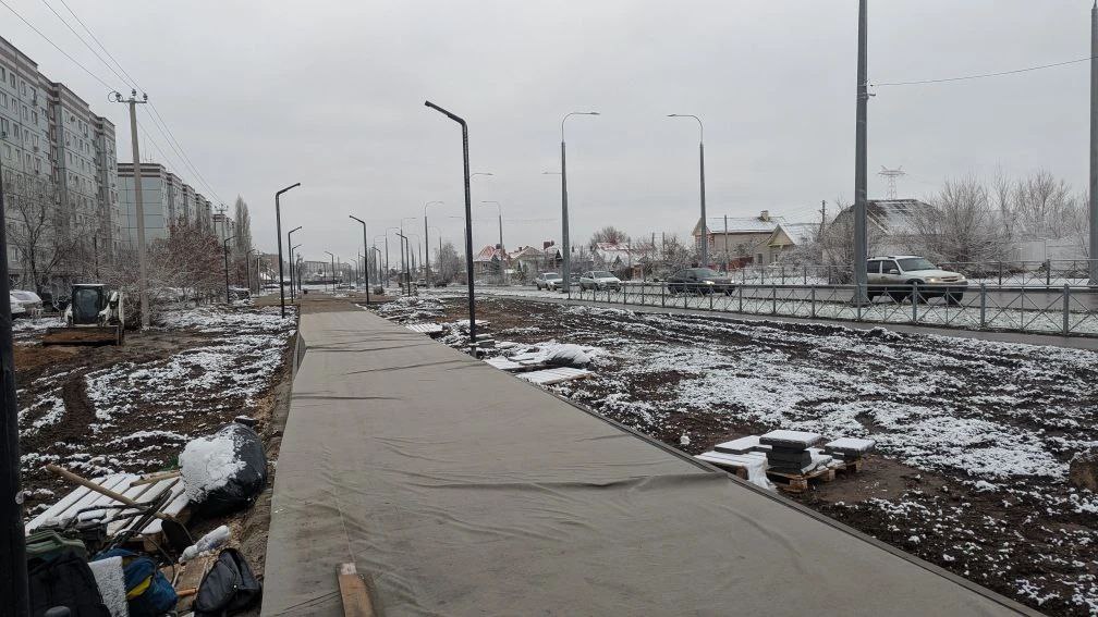 На этой неделе рабочие закончат укладку плитки в сквере на Братьев Захаровых На этой неделе рабочие закончат укладку плитки в сквере на Братьев Захаровых