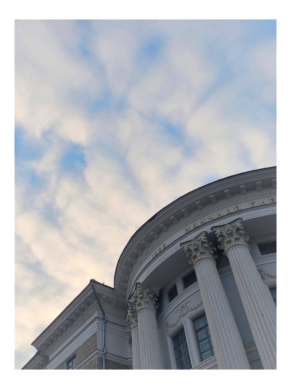 В небе над Саратовом образовалось "ватное покрывало" с голубыми "окнами" В небе над Саратовом образовалось "ватное покрывало" с голубыми "окнами"