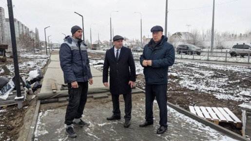 На этой неделе рабочие закончат укладку плитки в сквере на Братьев Захаровых