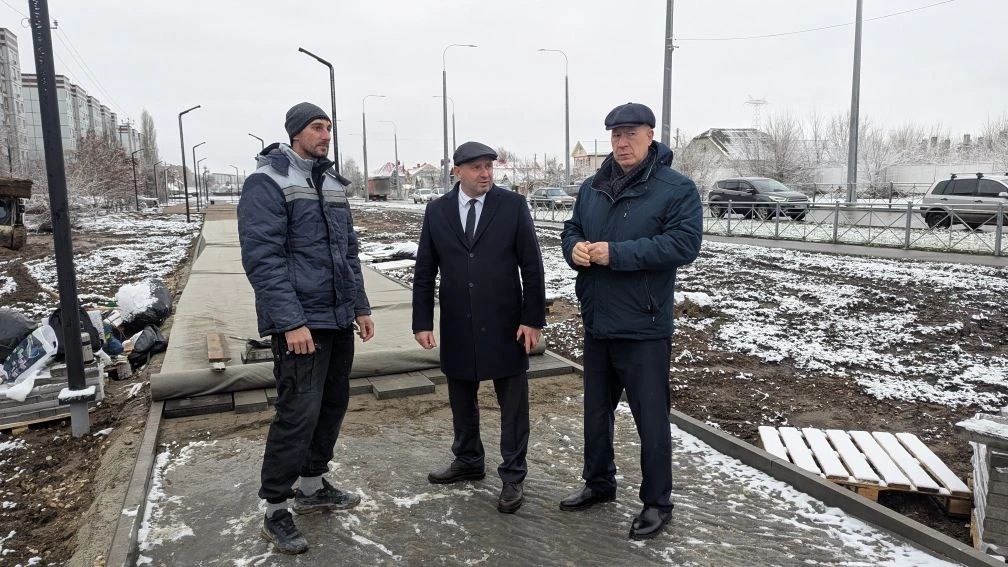 На этой неделе рабочие закончат укладку плитки в сквере на Братьев Захаровых