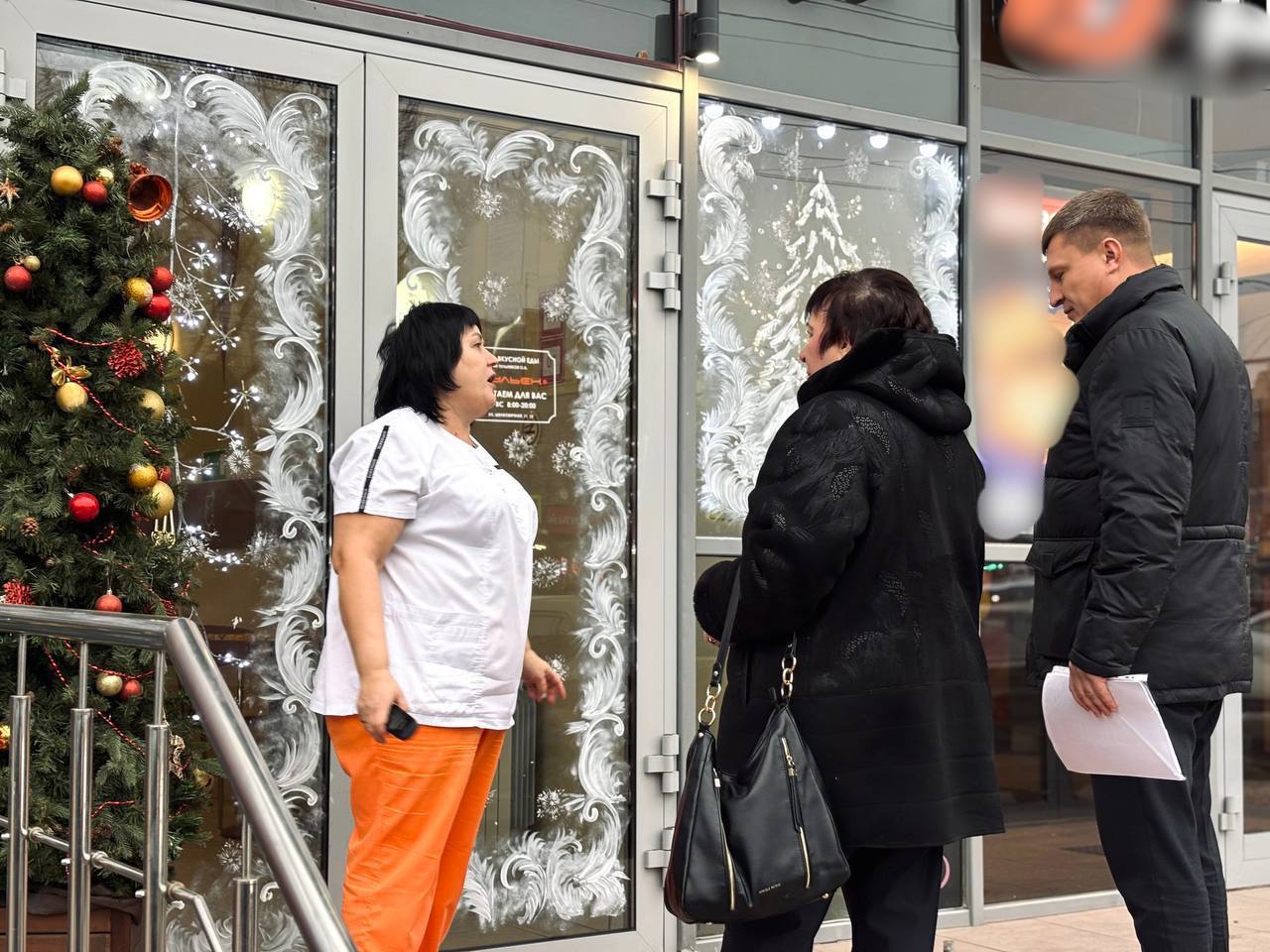 По поручению главы города Михаила Исаева заместители глав районов по экономике продолжают проверку территорий, прилегающих к торговым объектам По поручению главы города Михаила Исаева заместители глав районов по экономике продолжают проверку территорий, прилегающих к торговым объектам