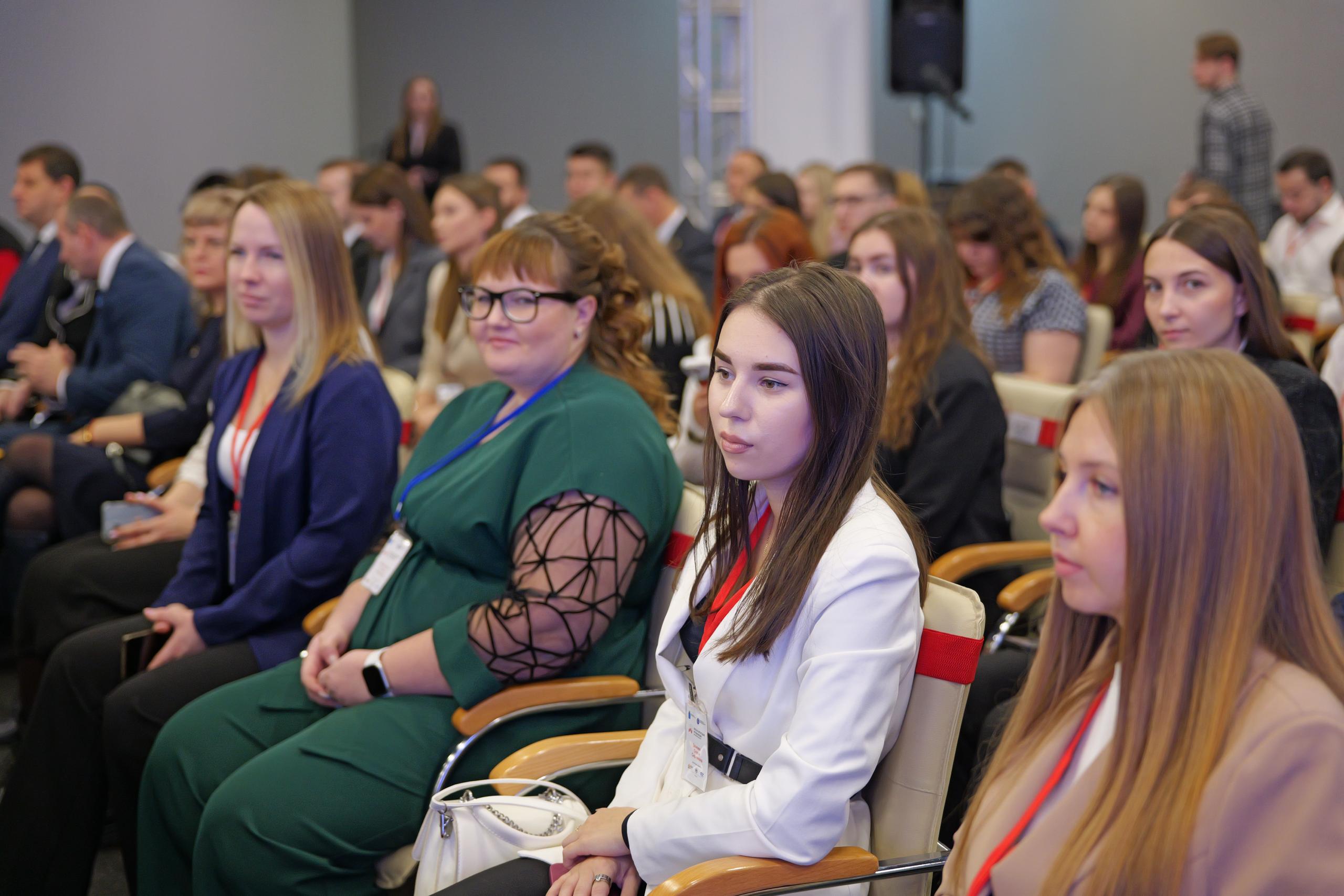 * 100 молодых управленцев получили дипломы об окончании обучения * 100 молодых управленцев получили дипломы об окончании обучения