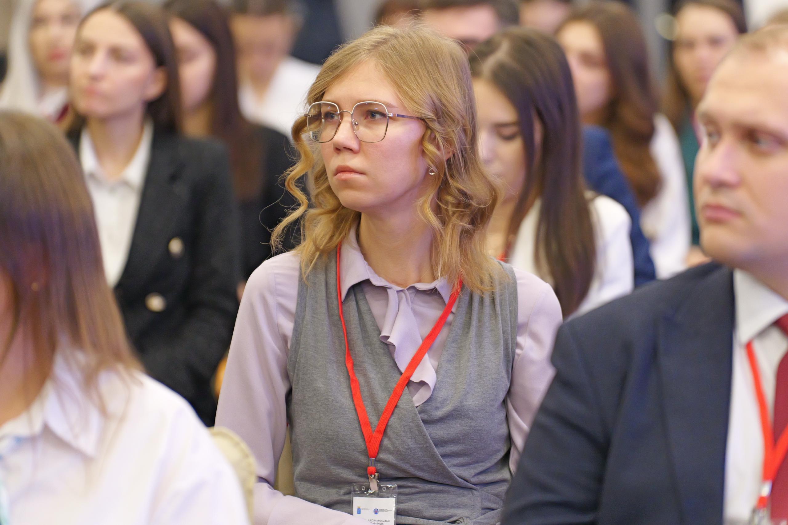 * 100 молодых управленцев получили дипломы об окончании обучения * 100 молодых управленцев получили дипломы об окончании обучения