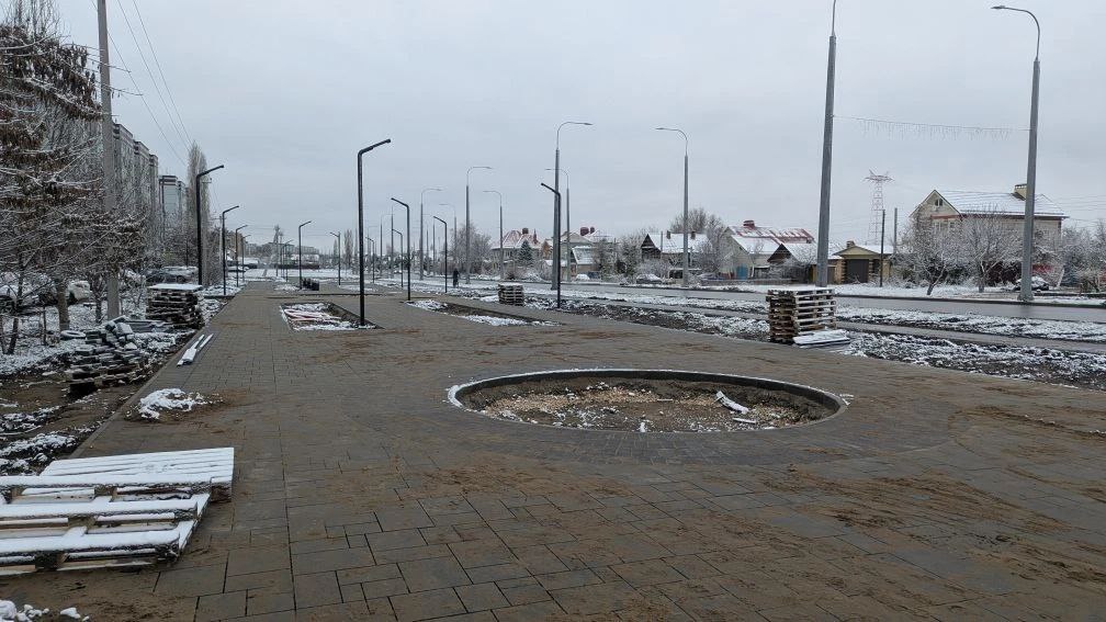 На этой неделе рабочие закончат укладку плитки в сквере на Братьев Захаровых На этой неделе рабочие закончат укладку плитки в сквере на Братьев Захаровых