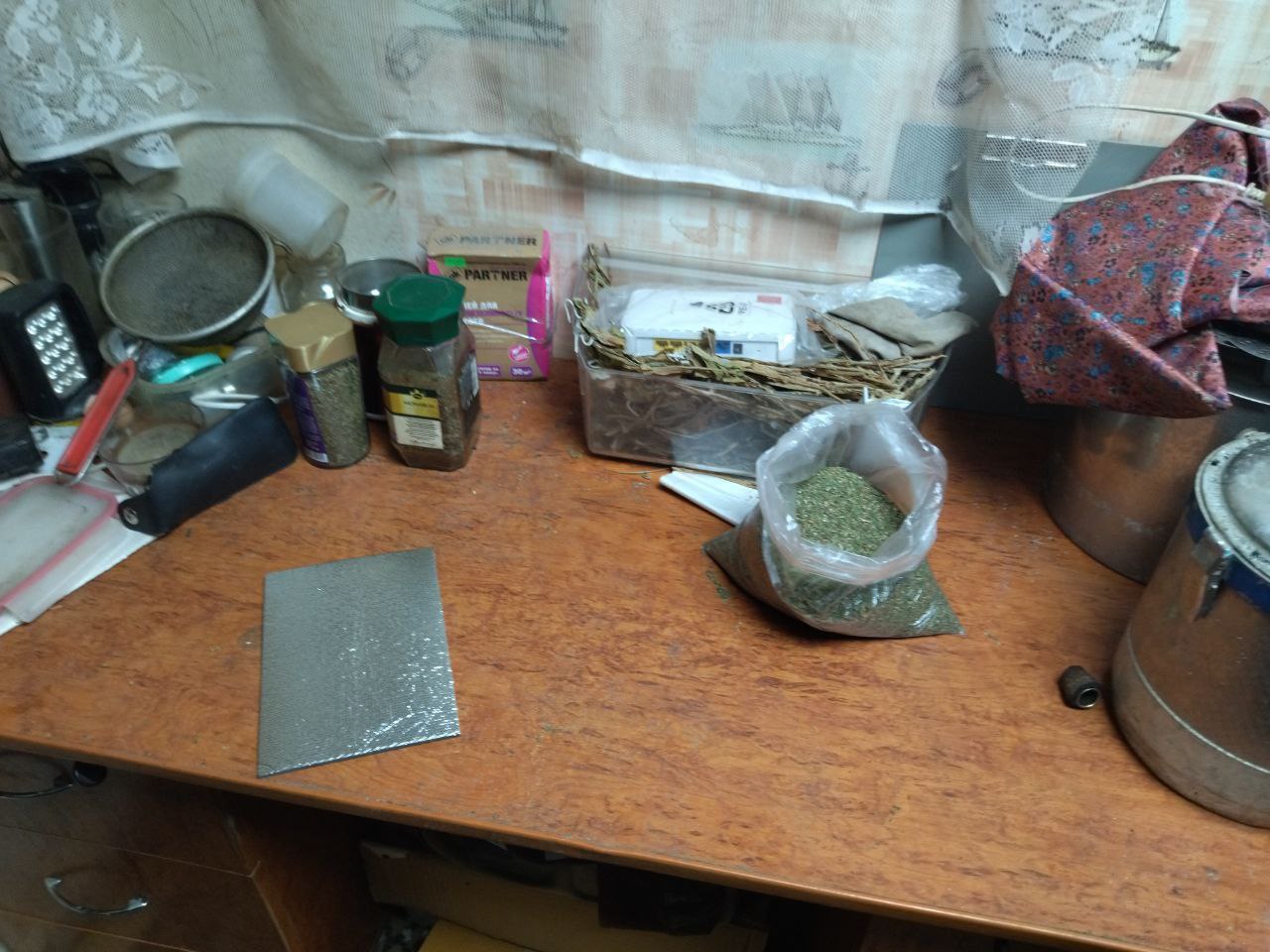 В Саратове сотрудниками УНК ГУ МВД России по Саратовской области у местного жителя изъята партия растительных наркотиков