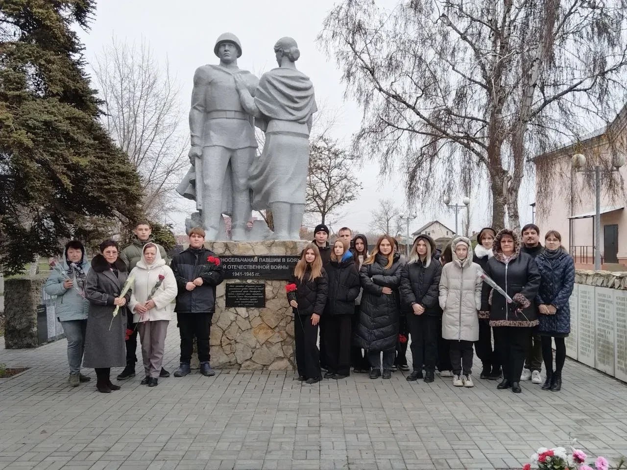 В школах Энгельсского района прошли памятные мероприятия, посвященные Дню Неизвестного Солдата