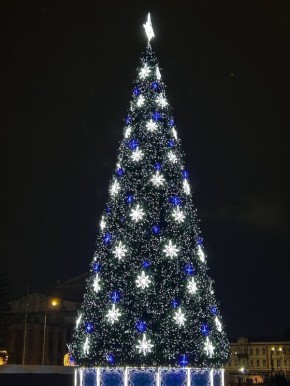 На Театральной площади в Саратова началась подготовка к Новому году