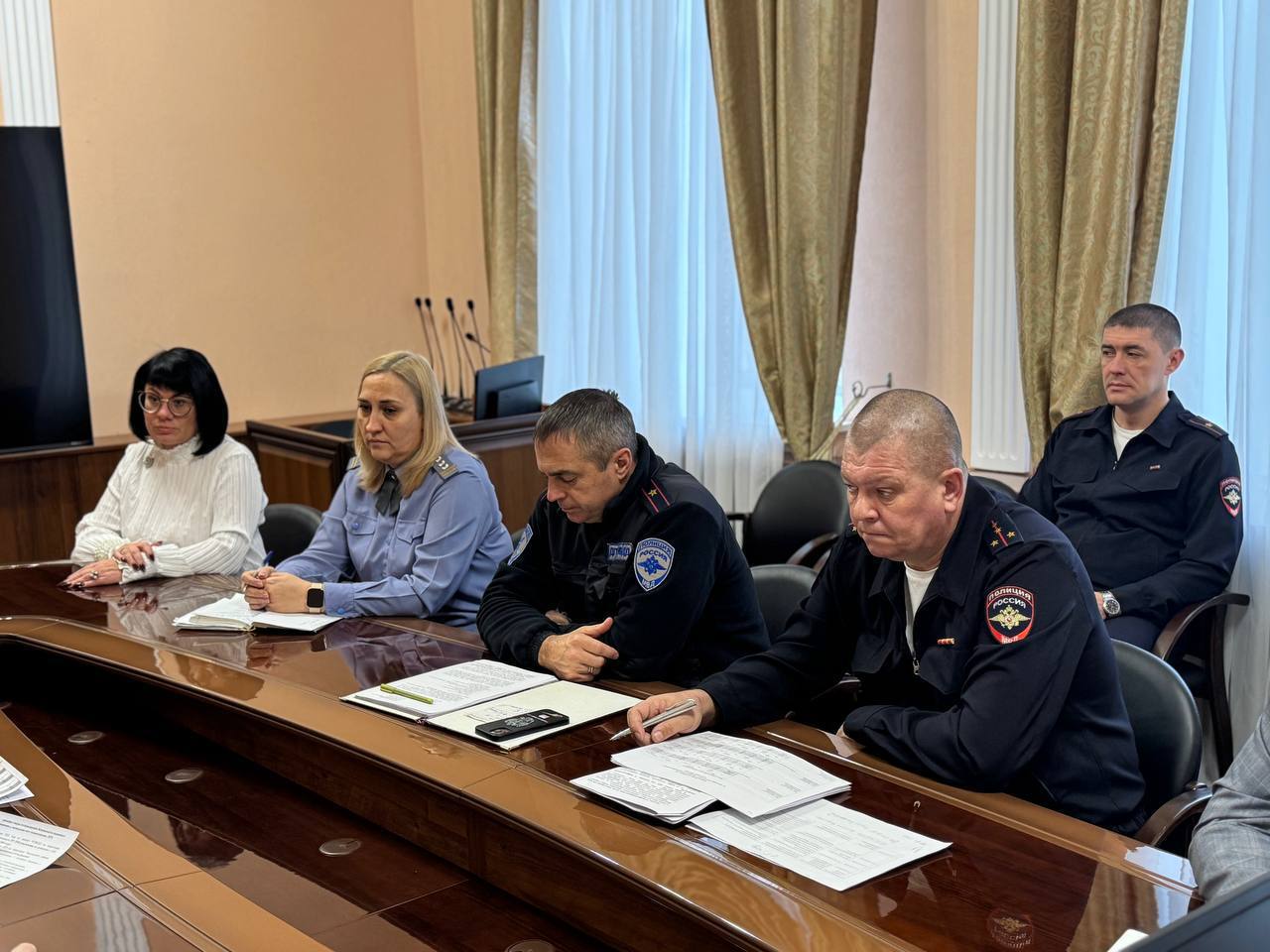 На межведомственном совещании с участием представителей ГИБДД МУ МВД РФ «Энгельсское» и других профильных структур рассмотрели комплекс мероприятий по повышению безопасности дорожного движения, реализованный в этом году На межведомственном совещании с участием представителей ГИБДД МУ МВД РФ «Энгельсское» и других профильных структур рассмотрели комплекс мероприятий по повышению безопасности дорожного движения, реализованный в этом году