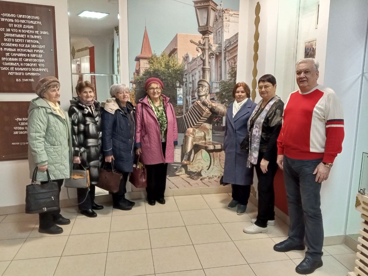 Пенсионеры из села Терновка познакомились с историей Саратовской гармоники Пенсионеры из села Терновка познакомились с историей Саратовской гармоники